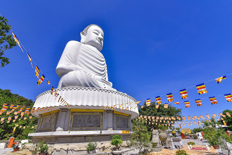 Khám Phá 3 Ngôi Chùa Linh Ứng Tại Đà Nẵng: Cẩm Nang Từ A - Z Chùa Linh Ứng Bà Nà Hills Đà Nẵng