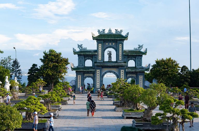 Khám Phá 3 Ngôi Chùa Linh Ứng Tại Đà Nẵng: Cẩm Nang Từ A - Z Chùa Linh Ứng Bãi Bụt, Sơn Trà, Đà Nẵng